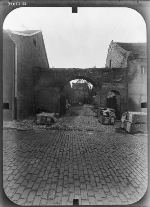 Bernburg (Saale), Lange Straße 37. Ehem. Schloßbrauerei (18. Jh.). Toranlage. Straßenfront