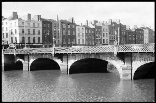 Dublin: Brücke und Häuserreihe am Liffey