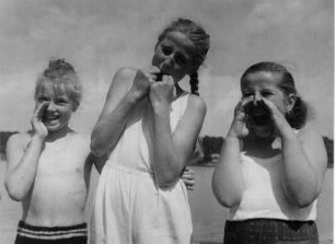 An einem Badesee. Kinder pfeifen und rufen nach Frieda: "Frieda komm doch bloss !"