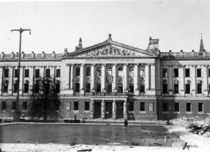 Beschädigtes Hauptgebäude (Augusteum) der Universität