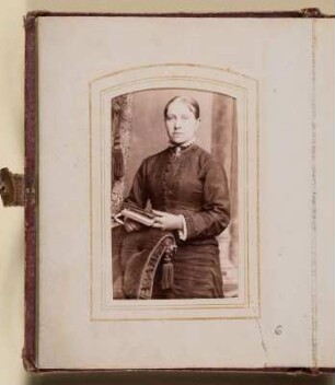 Albumseite mit Damenporträt : Familienalbum in lutherischer Familientradition. Ledereinband, goldgeprägt mit Metall-Leder-Schließe, Goldschnitt; 14,5 x 11,5 x 3 cm (um 1890/1900): Dresden: SLUB/DF 2017.A.351