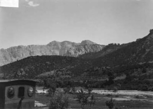 Gebirge : Blick von einem Zug aus auf ein Gebirge
