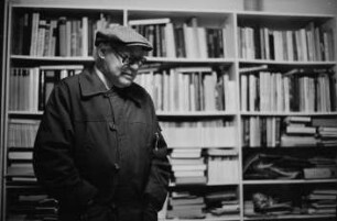 Dr. Erhard Frommhold, Cheflektor des Verlags der Kunst, in seinem Arbeitszimmer