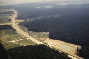 Rechts vom Rückhaltebecken Heiligental Trassierung, Blick in Richtung Würzburg