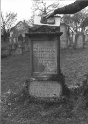 Grabstein 97 (Index: 99786753) Zustand: Inschrift z. T. abgeblättert, Rückseite: Flechten Maße HxBxT: 100x50x23 cm Besonderheit: Kindergrab: Grabstein 97