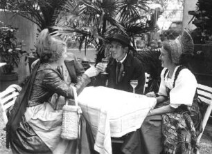 Caféhausgäste in niederösterreichischer Tracht, wohl Dürnstein