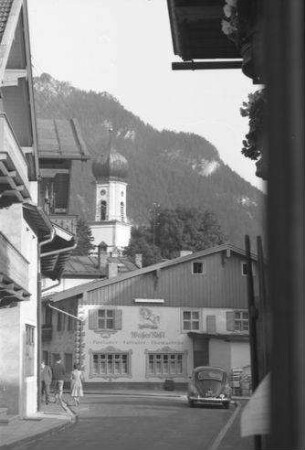 Oberammergau: Gasse, Hintergrund Kirche