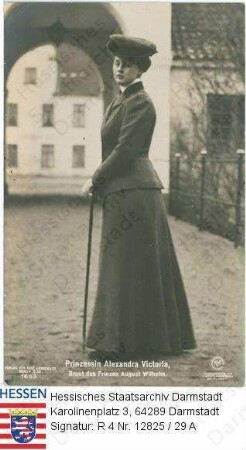 Alexandra Viktoria Prinzessin v. Preußen geb. Prinzessin zu Schleswig-Holstein-Sonderburg-Glücksburg (1887-1957) / Porträt mit Hut, vor Schloss stehend, Ganzfigur