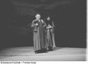 Szenenbilder aus der Tragödie "Faust. Der Tragödie erster Teil" von Johann Wolfgang von Goethe am Deutschen Theater Berlin : Soloaufnahme von Wolfgang Langhoff als Mephisto