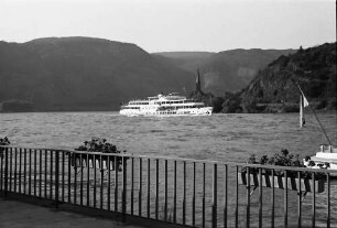 Boppard: Personenschiff und Rheinschleife, Vordergrund Geländer