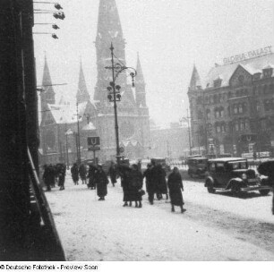 Berlin. Hardenbergstraße. Blick gegen die Kaiser-Wilhelm-Gedächtniskirche und den Gloria-Palast