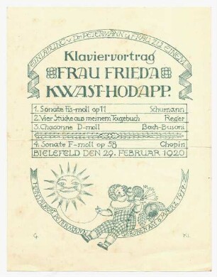 Einladungskarte für einen Klaviervortrag : Mittig Textfeld, oberhalb und unterhalb Spruchbänder, auf dem unteren Band sitzt ein Kind und hält die Sonne an einer Leine; signiert