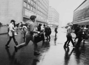 Unwetter am Alexanderplatz : Unwetter (links: Bürohäuser von Peter Behrens)
