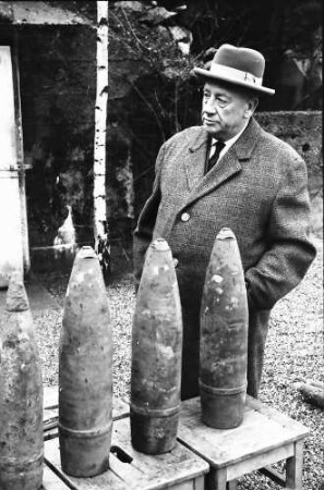 Breisach: Rheinwald bei Breisach; Kampfmittelbeseitigung, auf Tisch zusammengetragene Munition mit Regierungspräsident Dichtel