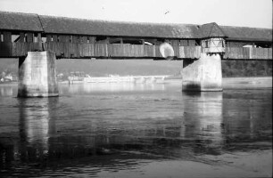 Bad Säckingen: Alte Rheinbrücke und Durchblick zum Kraftwerk