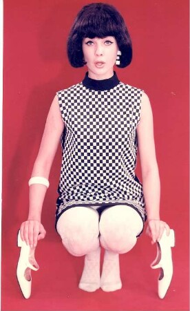 VEB Feinoptisches Werk Görlitz : VEB Feinoptisches Werk Görlitz. Fotografie (Junge Frau im Kleid mit Armreif)