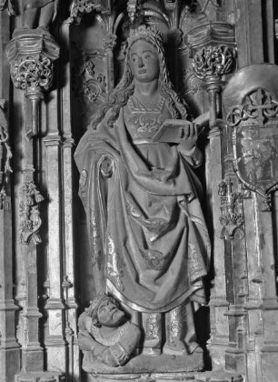 Sockelgeschoss, linker Teil: weibliche Heiligenfigur
