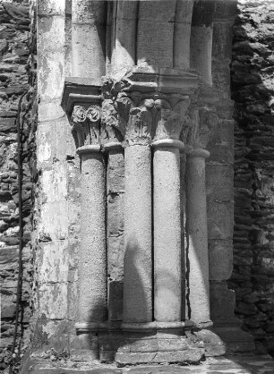 Vianden. Hofburg (1190-1240). Kleiner Palas (um 1200). Fensterlaibung