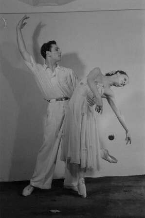 Gastspiel eines russischen Ballett- und Künstlerensembles in der Deutschen Staatsoper Berlin : Primaballerina Alla Schelest mit Boris Bregwadse in "Walzer", Teil des Ballettprogramms