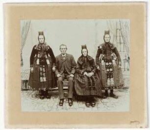 Gruppenbild einer Familie in Tracht