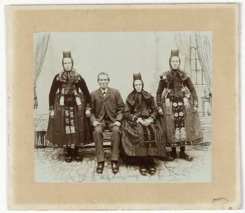 Gruppenbild einer Familie in Tracht