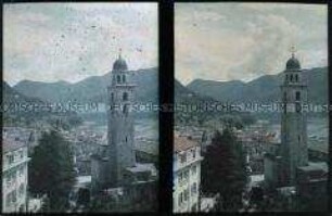 Blick von der Bahnhofsterrasse in Lugano auf die Kathedrale San Lorenzo und den Luganer See