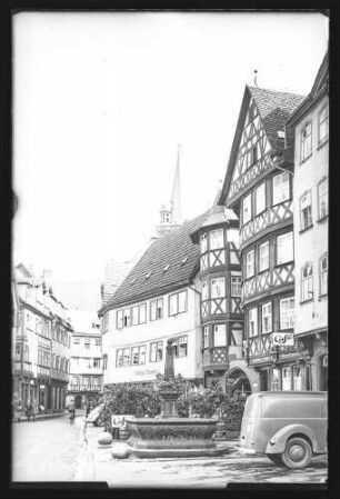 Marktplatz mit Brunnen, Cafe Hahn und Ludwig Henning