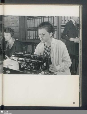 An der Schreibmaschine