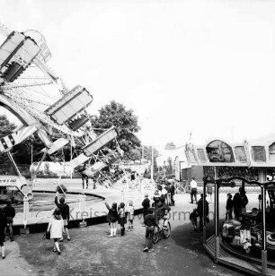 Schützen- und Volksfest: Veranstalter Heimatring und Ahrensburger Schützengilde: Volksfestplatz an der Stormarnstraße: Karusselle und Jahrmarktstände: Besucher, 23. Juni 1968