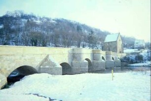 Werrabrücke mit Bögen, verschneite Uferlandschaft