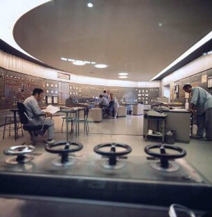 Kernforschungszentrum Karlsruhe. Blick in die Schaltwarte des "FR 2". Die Handräder im Vordergrund ermöglichen die Fernbedienung eines Kranes in der Reaktorhalle
