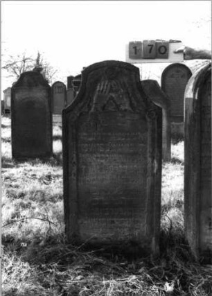 Grabstein 170 (Index: 100116406) Material: Sandstein Zustand: gut Maße HxBxT: 128x60x17 cm Beschreibung: Stele mit konkav eingezogenem Segmentbogenabschluß, eingetieftes Schriftfeld Symbolik: Cohanim-Hände, Ranken, Blüten: Grabstein 170