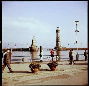 Lindau: Hafen mit Promenade und zwei Blumentöpfe