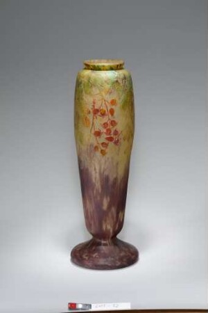 Vase mit Hagebuttendekor