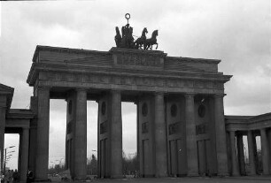 Berlin: Brandenburger Tor vom Pariser Platz