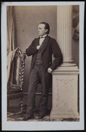 Porträt Edmund Kretschmer (1830-1908; Organist, Komponist, Dirigent). Albuminabzug auf Karton (Carte-de-visite mit Atelieraufdruck verso)