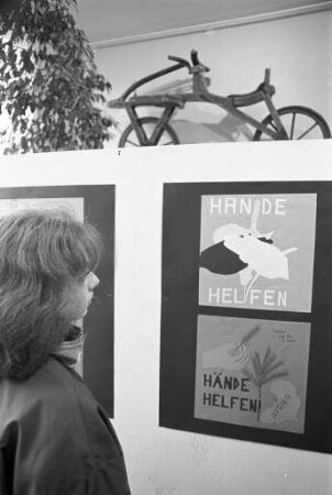 Ausstellung "'Hände helfen - Hände zerstören" von Schülerinnen und Schülern der Drais-Realschule zum "Tag der Menschenrechte"