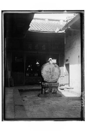 Tempel in Thailand : Thailand. Blick auf den Altar in einem chinesischen Tempel, 1908/1913