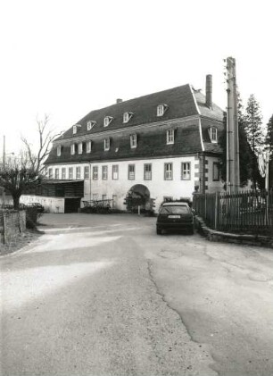 Blankenhain (Kreis Werdau). Schloss (1601/1800). Wirtschaftsgebäude. Blick über den Schlossteich