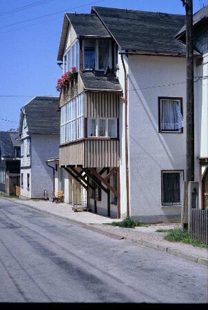 Blick entlang der Dorfstraße, Haus mit ungewöhnlichem Balkon