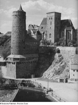 Bautzen. Alte Wasserkunst (nach 1558) und Michaeliskirche (nach 1450). Blick von der Friedensbrücke