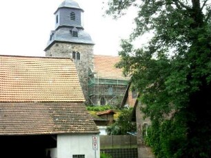 Ansicht von Norden mit Kirche in erhöhter Lage am Ortsrand
