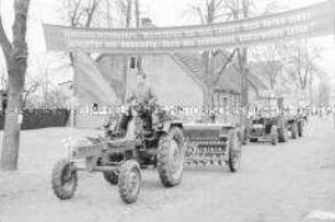 Teilnehmer des Festumzugs zum 1. Mai in einer Landgemeinde bei Neustrelitz