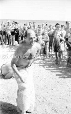Sackhüpfen beim Strandsportfest der FDGB-Urlauber in Zingst