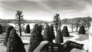 Moritzburg. Schloßpark (um 1730). Rondell mit Formbäumen gegen Aufseherhäuschen und Schloßteich