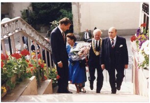 Besuch Prinzessin Margaret von England in Detmold / Auf der Rathaustreppe. Detmold. Marktplatz. Papierabzug