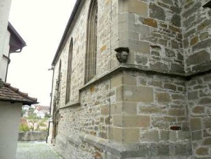 Rieden-Langhaus von Südosten in Übersicht (ab 1436 auf Vorgänger neu erbaut) mit Steinköpfen an der Südostecke