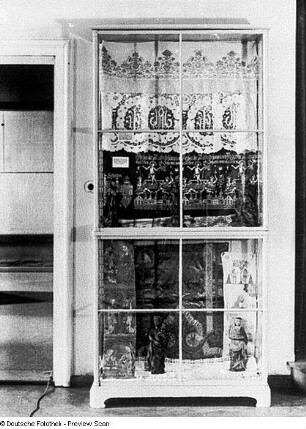 Ausstellung "Spinnen und Weben", 1946/1947. Vitrine mit Spitzen, Blaudruck und Stickereien. Bautzen: Stadtmuseum Bautzen