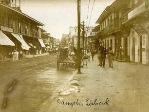 Panama-Stadt. Straßenszene einer Geschäftsstraße mit Einheimischen und Pferdefuhrwerken