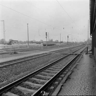 Bahnhof, Blick nach Nordwest über Gleisanlagen auf Güterabfertigung mit Laderampe : Dresden-Reick, Oskar-Röder-Straße 5. Bahnhof, Bahnhof, Blick nach Nordwest über Gleisanlagen auf Güterabfertigung mit Laderampe